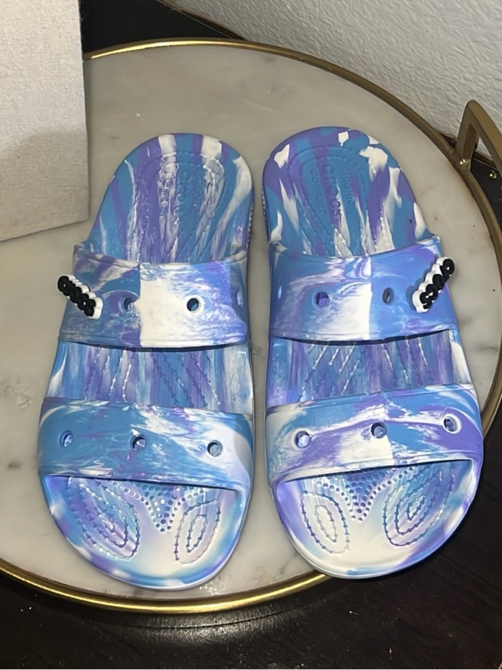 Crocs Classic Marbled Sandal Blue White Tie-dye Black Kibbutz Charm NWOT 7W/5W